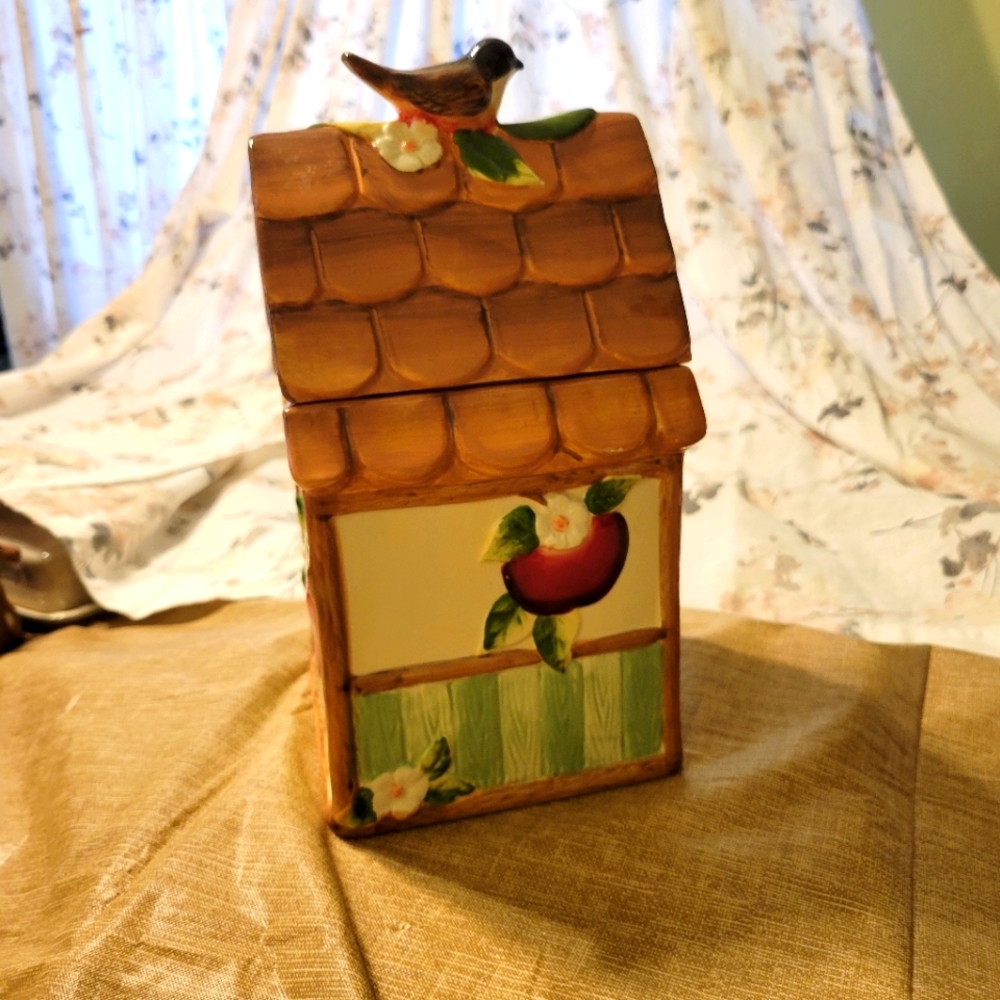 Cracker Barrel Country Birdhouse Apple Cookie Jar by Susan Winget 12" x 5.5"x 5"